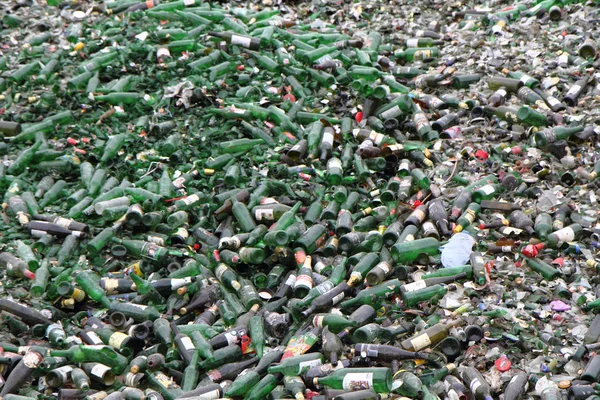 Γυάλινο μπουκάλι σκουπίδια — Φωτογραφία Αρχείου