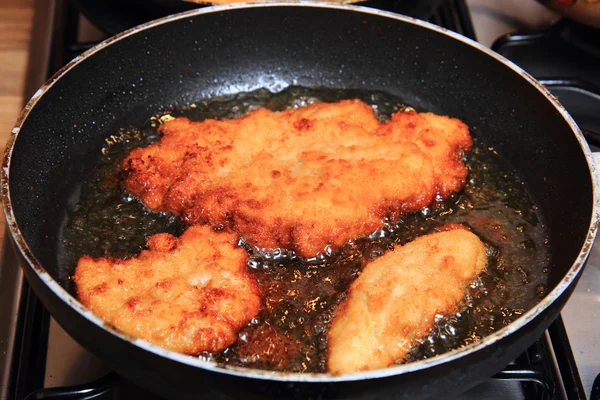 Menyiapkan czech chicken schnitze — Stok Foto