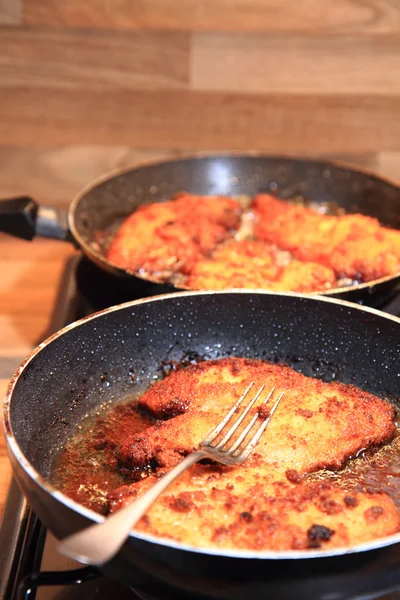 Menyiapkan czech chicken schnitze — Stok Foto