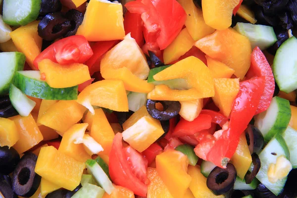 Oliven-Tomaten-Gurken-Paprika-Salat — Stockfoto