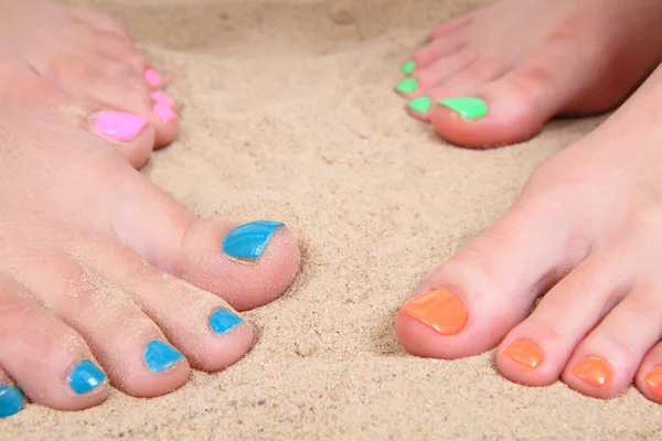 Piernas bonitas con pedicura — Foto de Stock