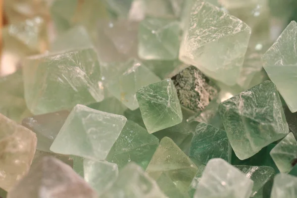 Fluorit zelený krystal pozadí — Stock fotografie
