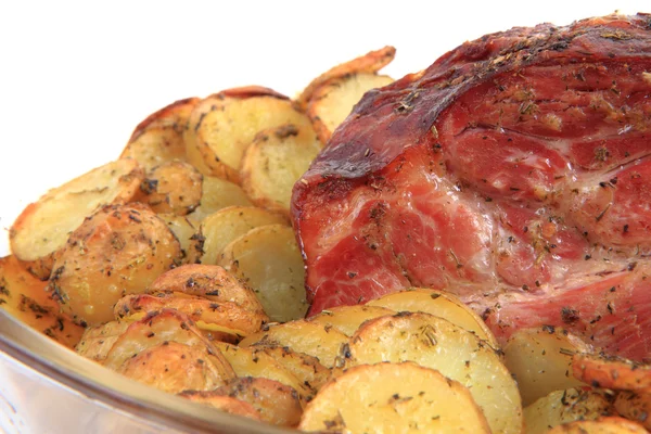 Carne affumicata e grigliata con fetta di patate — Foto Stock