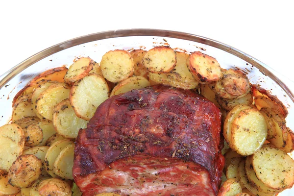 Копченое и жареное мясо с ломтиком картошки — стоковое фото