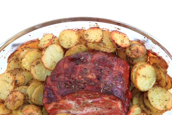 Carne affumicata e grigliata con fetta di patate — Foto Stock