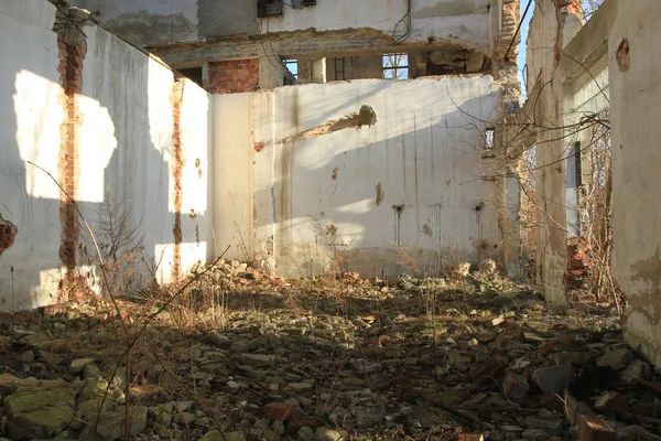 Руины старой фабрики — стоковое фото