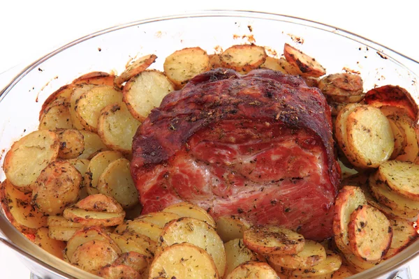 Carne affumicata e grigliata con fetta di patate — Foto Stock