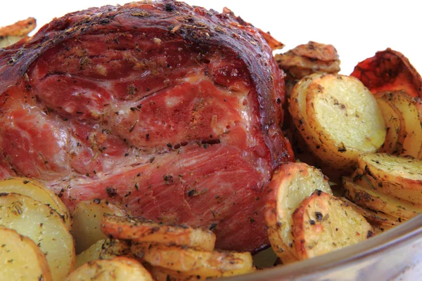 Carne affumicata e grigliata con fetta di patate — Foto Stock