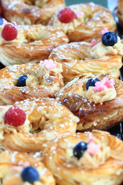 Cream puff with raspberries and blueberries — Stock Photo, Image