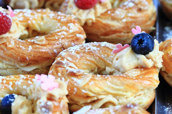 Cream puff with raspberries and blueberries — Stock Photo, Image