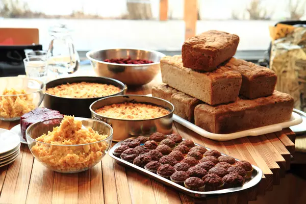 Ev yapımı yiyecek ekmek, elmalı pasta ve çikolata tatlı — Stok fotoğraf