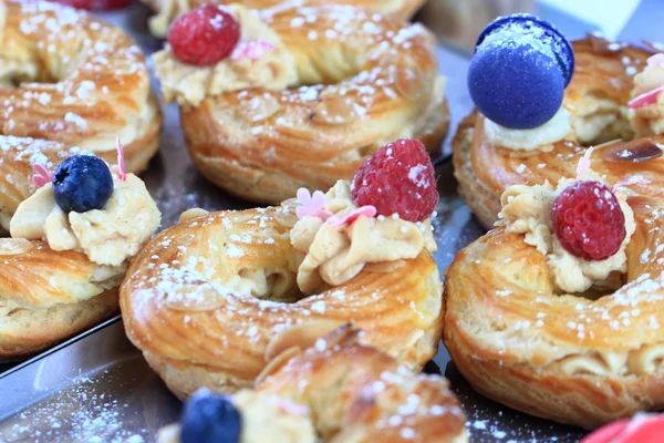 Cream puff with raspberries and blueberries — Stock Photo, Image