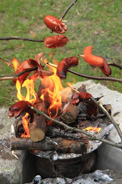 Traditionelle tschechische Würstchen und das Feuer — Stockfoto