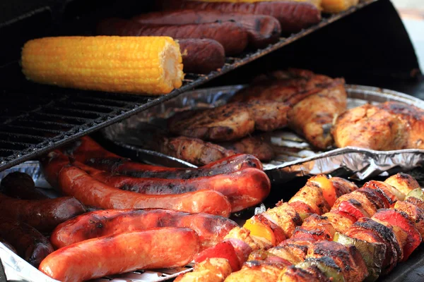 Grilled corn, sausages, skewer — Stock Photo, Image