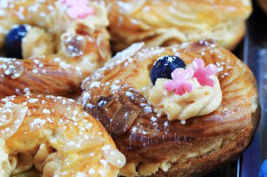 Ahududu ve yaban mersini ile krem puf