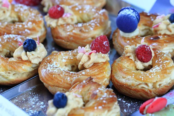 Cream puff with raspberries and blueberries — Stock Photo, Image