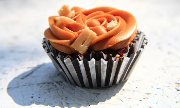 Cupcake de caramelo isolado — Fotografia de Stock
