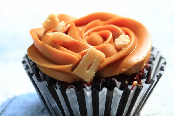 Cupcake de caramelo isolado — Fotografia de Stock