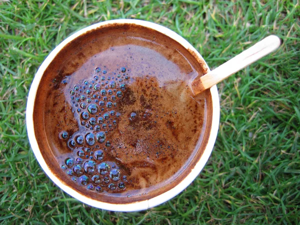 Bevanda al caffè nell'erba verde — Foto Stock