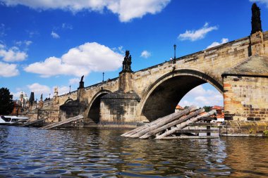 Prag 'daki Vltava Nehri' nden Charles Bridge. 