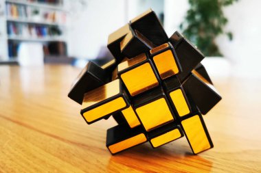 Ofisteki masada mekanik bulmaca küpü