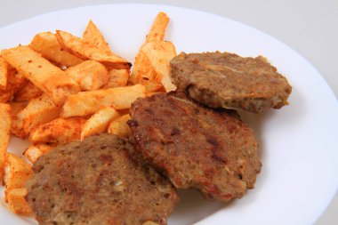 Kök kereviz kızartması ve domuz burger gurme olarak.