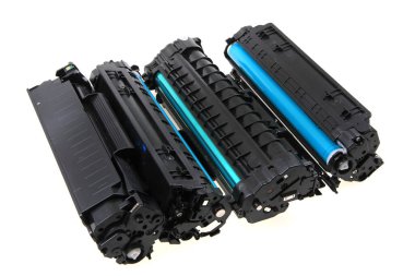 Beyaz arkaplanda boş lazer tonerleri izole edildi