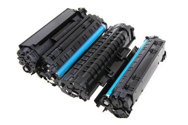 Beyaz arkaplanda boş lazer tonerleri izole edildi