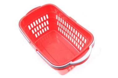 Beyaz arkaplanda izole edilmiş kırmızı boş plastik sepet
