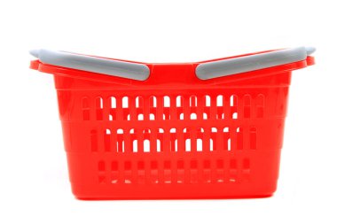 Beyaz arkaplanda izole edilmiş kırmızı boş plastik sepet