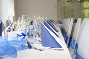 Mavi düğün masası parti için hazır.