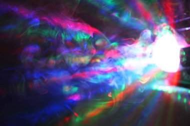 Sisteki renkli lazer ışıkları güzel soyut bir arkaplan gibi