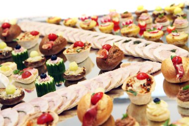 Çerezler servis edilen ziyafet masasında güzel bir gurme olarak sunuluyor.