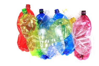 Beyaz arkaplanda izole edilmiş boş renkli plastik şişeler