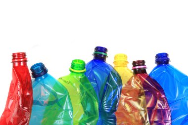 Beyaz arkaplanda izole edilmiş boş renkli plastik şişeler