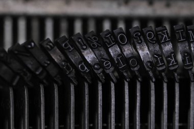 Eski daktilo makinesindeki harflerin ayrıntıları