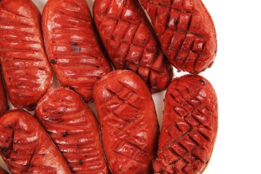 Izgara sosisler beyaz arka planda izole edilmiş.