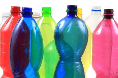 Beyaz arkaplanda izole edilmiş plastik renkli şişeler