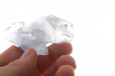 Beyaz arka planda ev yapımı büyük şeker kristali 