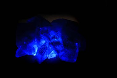Siyah arkaplanda izole edilmiş mavi vitriol minerali