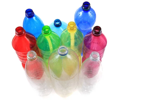 在白色背景上隔离的彩色塑料瓶 — 图库照片