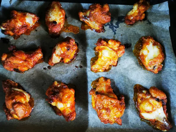 鶏の羽や足を焼き上げる — ストック写真