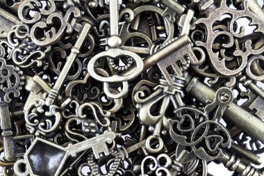 Beyaz arkaplanda izole edilmiş eski antika anahtarlar