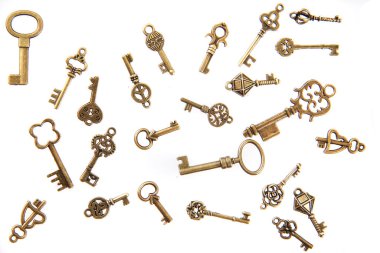 Beyaz arkaplanda izole edilmiş eski antika anahtarlar