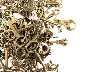 Beyaz arkaplanda izole edilmiş eski antika anahtarlar
