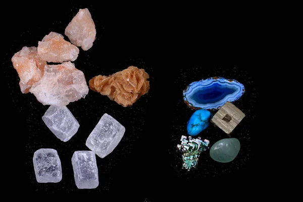 Farbige Edelsteine Und Mineralien Sammlung Isoliert Auf Dem Schwarzen Hintergrund — Stockfoto