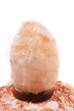 Beyaz arkaplanda izole edilmiş pembe tuzdan lamba