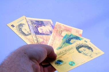 Beyaz arka planda izole edilmiş altın sterlin