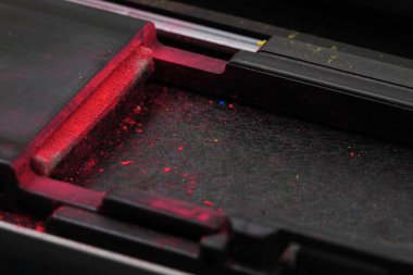 Mor lazer tozu güzel bir teknoloji arkaplanı.