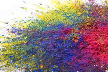 Beyaz arkaplanda cmyk lazer tozu izole edildi